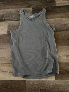 Women’s under armour tank top medium